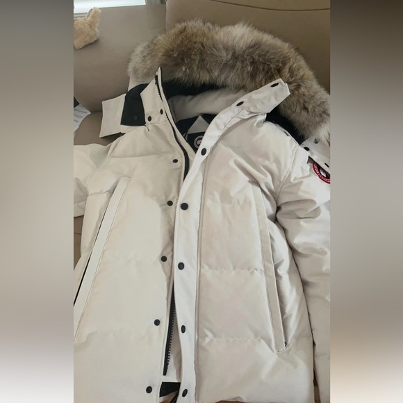 Authentic Canada goose Stylish Puffer Jacket with Fur Hood . Beautiful coat - Picture 2 of 2